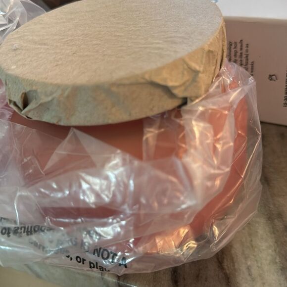 NWT ANTHROPLOGIE SANDSTONE VOLCANO CANDLE 70 hrs 19 oz - Picture 4 of 7